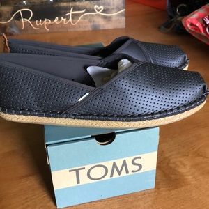 New with Box Toms Petra shoes size 10